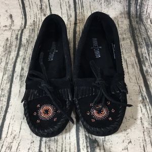 Minnetonka Me to We Moccasins black suede sz 5